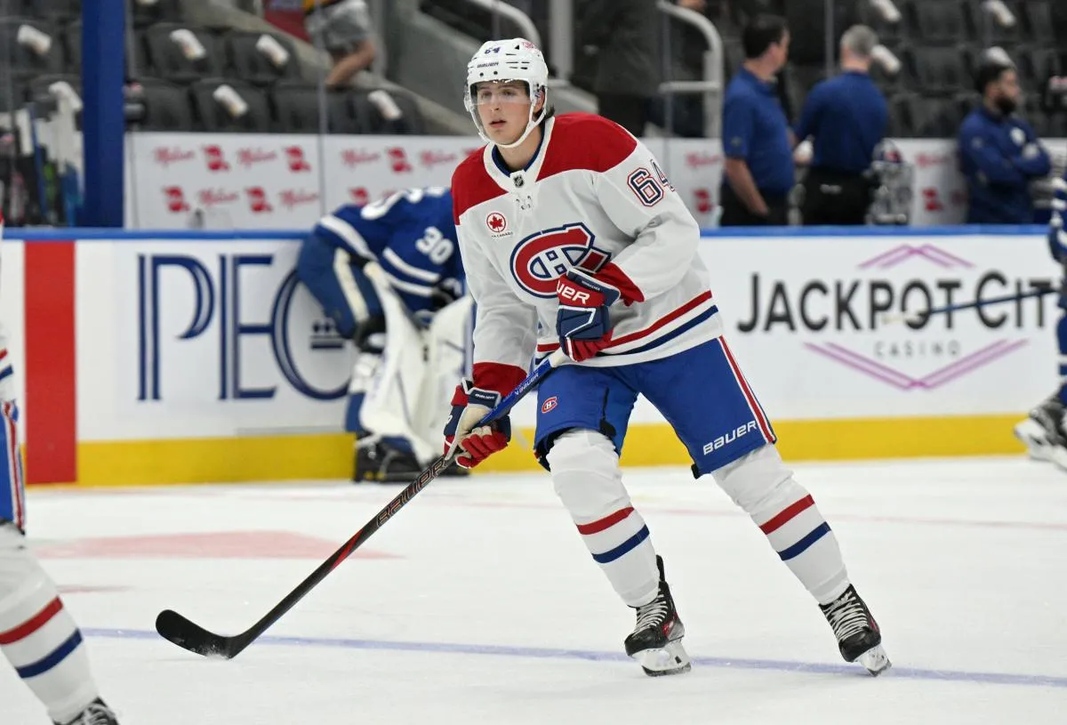 Le d&eacute;fenseur des Canadiens de Montr&eacute;al, David Reinbacher (64), s'&eacute;chauffe avant le match contre les Maple Leafs de Toronto au Scotiabank Arena.