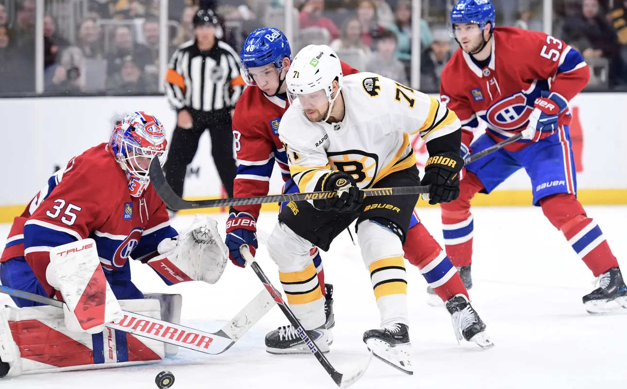 L'ailier gauche des Bruins de Boston, Viktor Arvidsson (71), se bat pour r&eacute;cup&eacute;rer un rebond devant le gardien des Canadiens de Montr&eacute;al, Sam Montembeault (35), au cours de la troisi&egrave;me p&eacute;riode au TD Garden.
