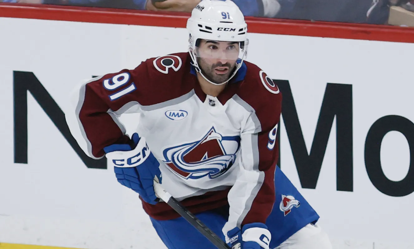 Nazem Kadri (91), centre de l'Avalanche du Colorado, m&egrave;ne le palet vers l'avant du terrain face aux Jets de Winnipeg lors de la troisi&egrave;me p&eacute;riode au Canada Life Centre.