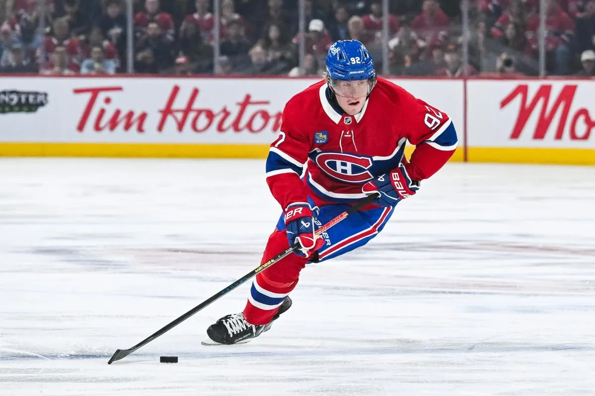 Patrik Laine (92), ailier droit des Canadiens de Montr&eacute;al, contr&ocirc;le la rondelle face &agrave; l'Avalanche du Colorado en premi&egrave;re p&eacute;riode au Centre Bell.
