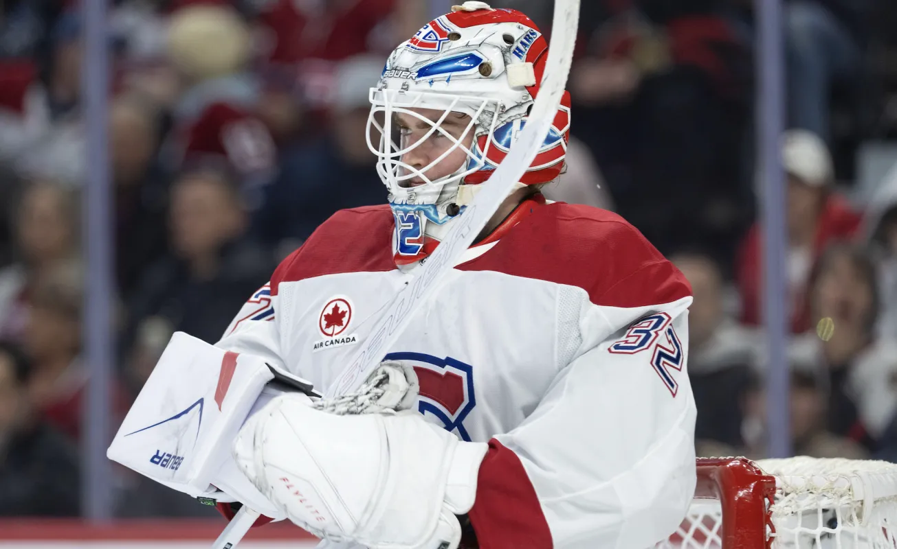 Le gardien des Canadiens de Montr&eacute;al, Jacob Fowler (32), scrute la patinoire avant le coup d'envoi du match contre les S&eacute;nateurs d'Ottawa au Centre Canadian Tire.
