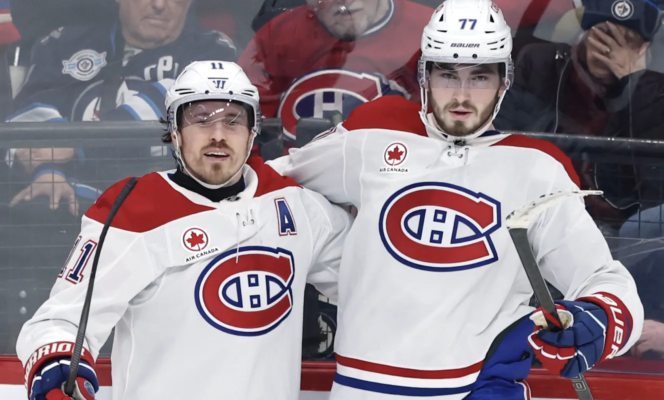 L'ailier droit des Canadiens de Montr&eacute;al, Brendan Gallagher (11), c&eacute;l&egrave;bre un but marqu&eacute; contre les Jets de Winnipeg avec le centre Kirby Dach (77) au cours de la troisi&egrave;me p&eacute;riode au Canada Life Centre.