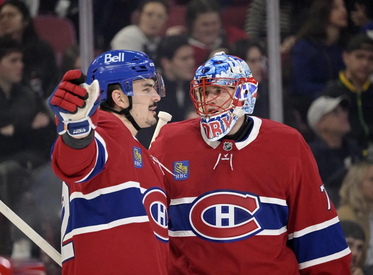 Le d&eacute;fenseur des Canadiens de Montr&eacute;al Arber Xhekaj (72) et son co&eacute;quipier, le gardien Jakub Dobes (75), se pr&eacute;parent pour une mise au jeu contre les Maple Leafs de Toronto au cours de la premi&egrave;re p&eacute;riode au Centre Bell.