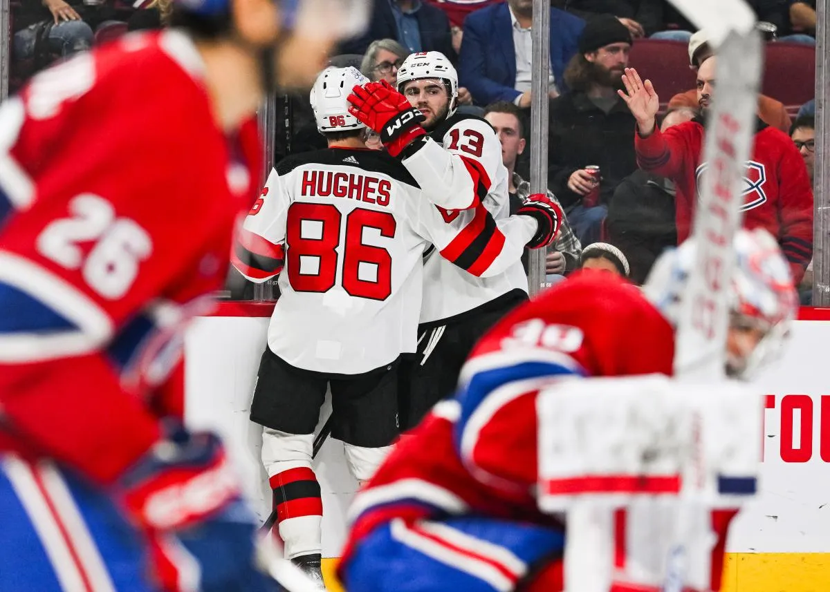 Nico Hischier (13), centre des Devils du New Jersey, c&eacute;l&egrave;bre son but contre les Canadiens de Montr&eacute;al avec ses co&eacute;quipiers durant la troisi&egrave;me p&eacute;riode au Centre Bell.