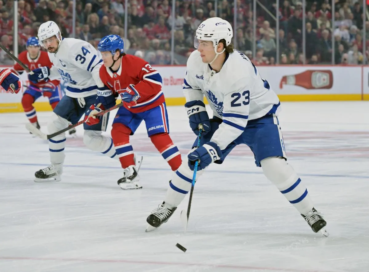 L'attaquant des Maple Leafs de Toronto, Matthew Knies (23), s'empare de la rondelle face aux Canadiens de Montr&eacute;al lors de la premi&egrave;re p&eacute;riode au Centre Bell.