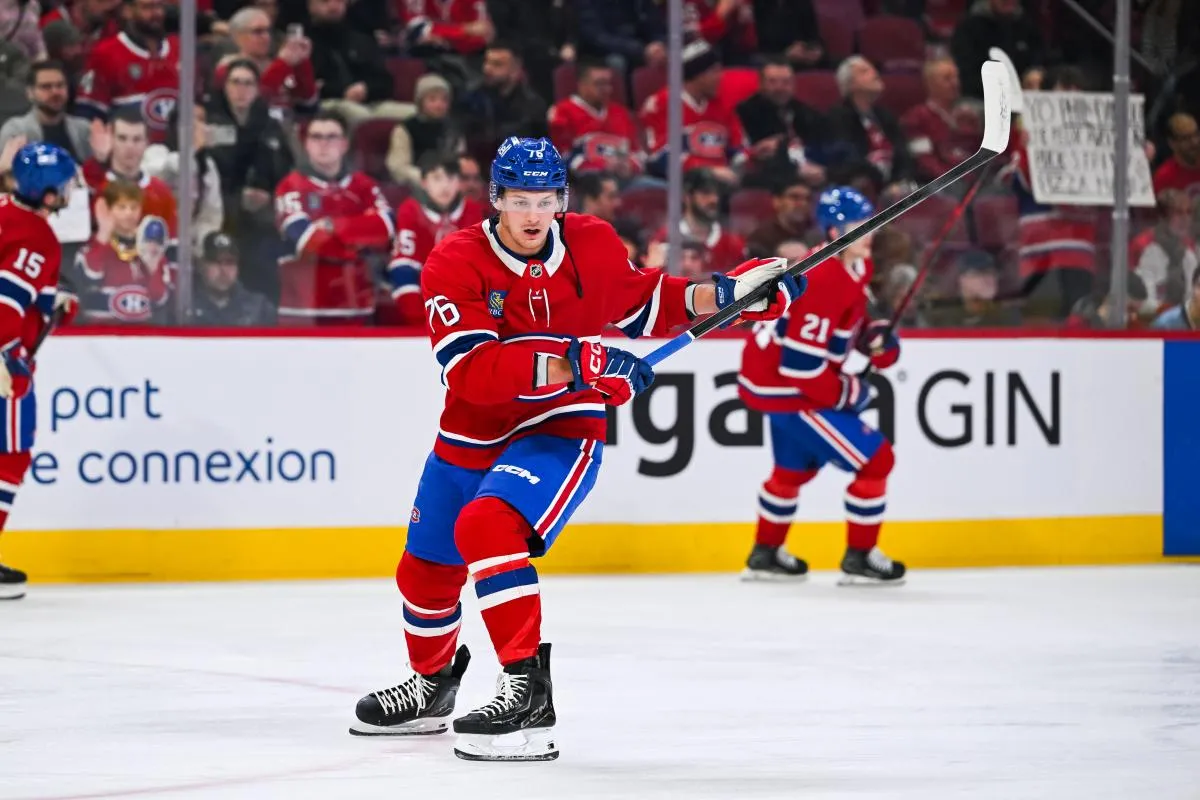 Zachary Bolduc (76), ailier droit des Canadiens de Montr&eacute;al, patine lors de l'&eacute;chauffement pr&eacute;c&eacute;dant le match contre les Sharks de San Jos&eacute; au Centre Bell.