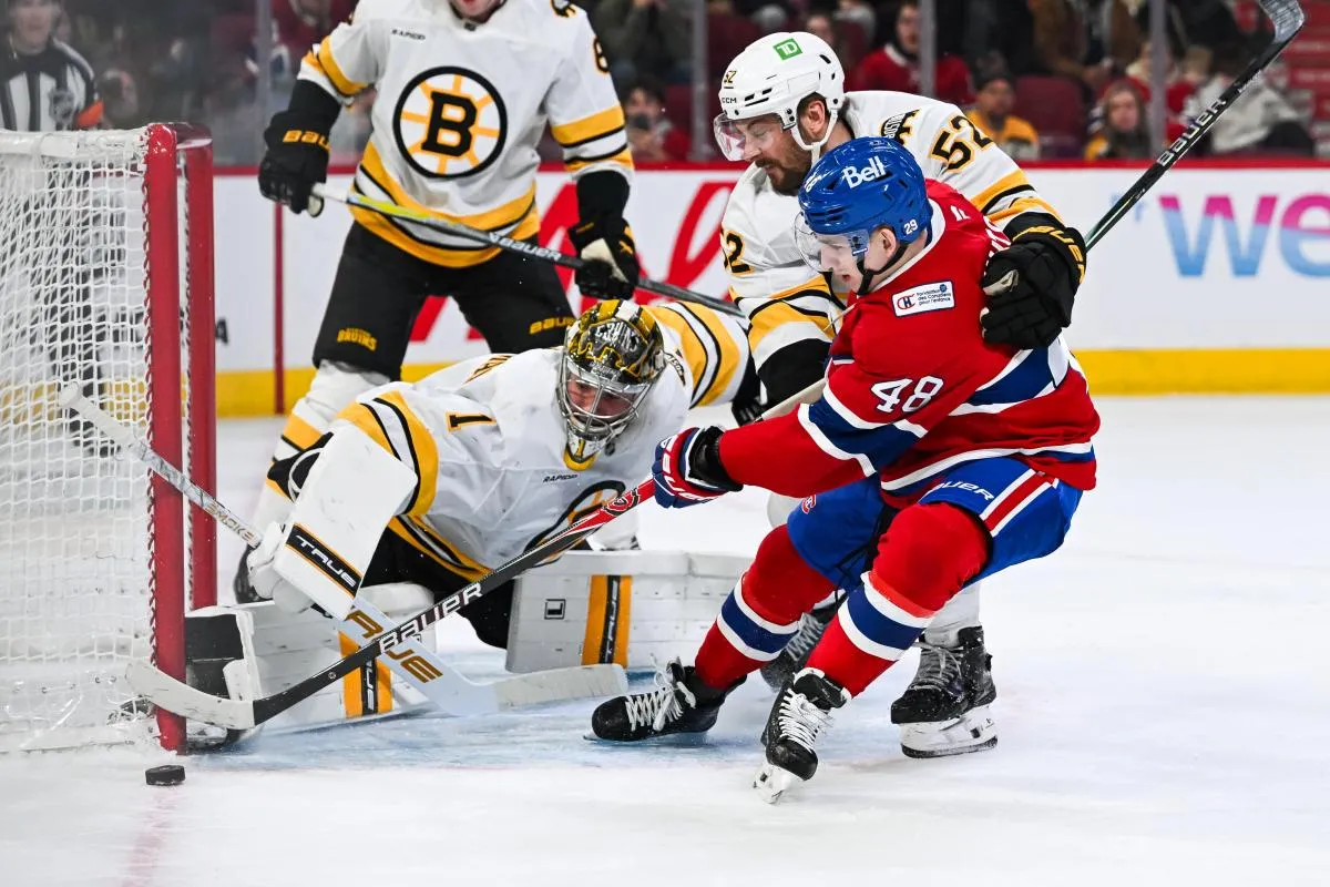 Jeremy Swayman (1), des Bruins de Boston, effectue un arr&ecirc;t face au d&eacute;fenseur des Canadiens de Montr&eacute;al, Lane Hutson (48), durant la deuxi&egrave;me p&eacute;riode au Centre Bell.