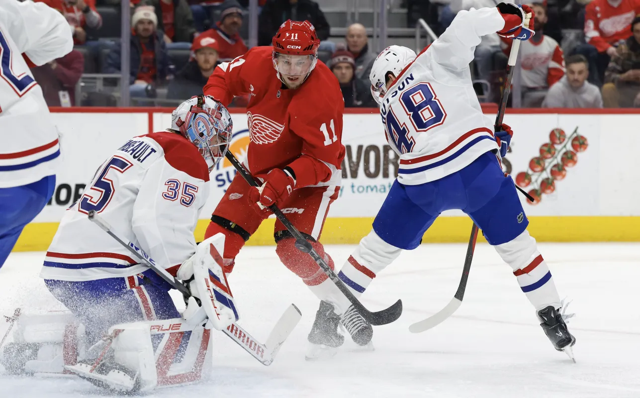 Le gardien des Canadiens de Montr&eacute;al, Sam Montembeault (35), effectue un arr&ecirc;t face &agrave; l'ailier droit des Red Wings de D&eacute;troit, Vladimir Tarasenko (11), &agrave; la Little Caesars Arena