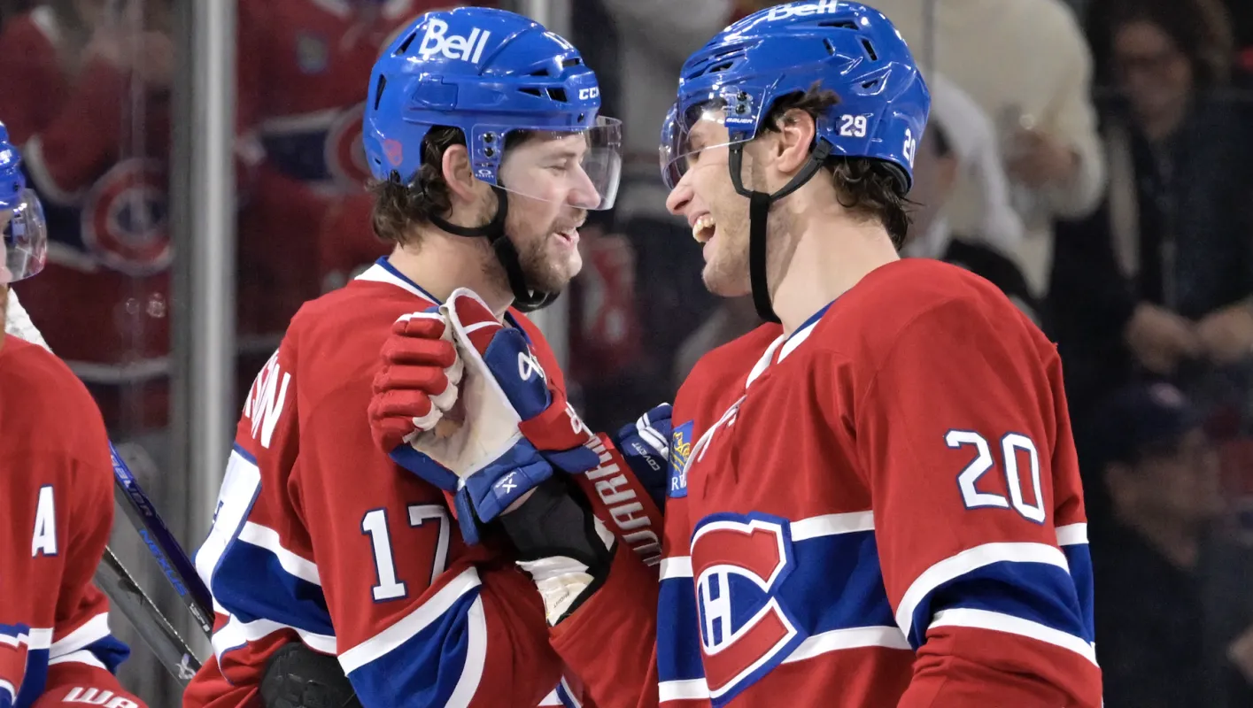 L'attaquant des Canadiens de Montr&eacute;al Josh Anderson (17) c&eacute;l&egrave;bre avec son co&eacute;quipier, l'attaquant Juraj Slafkovsky (20), apr&egrave;s avoir marqu&eacute; un but dans un filet d&eacute;sert contre les Penguins de Pittsburgh au cours de la troisi&egrave;me p&eacute;riode au Centre Bell.