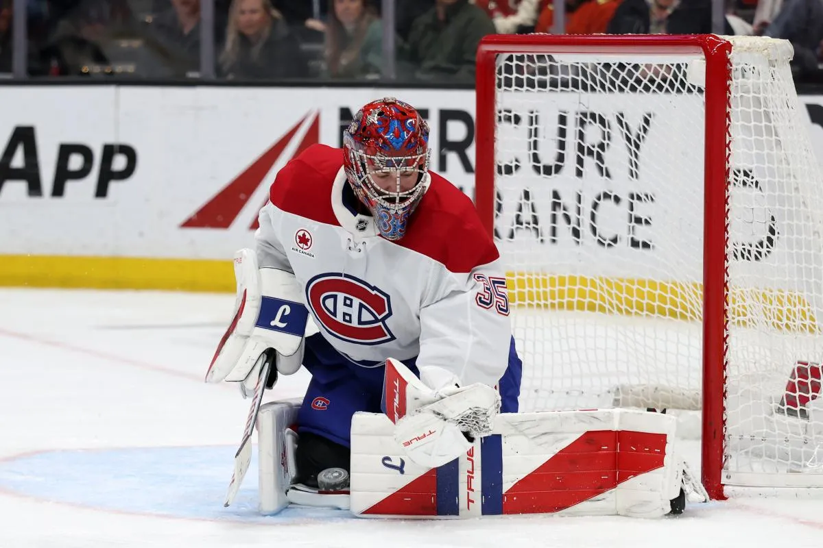 Le gardien des Canadiens de Montr&eacute;al, Samuel Montembeault (35), effectue un arr&ecirc;t au cours de la deuxi&egrave;me p&eacute;riode du match contre les Ducks d'Anaheim au Honda Center.