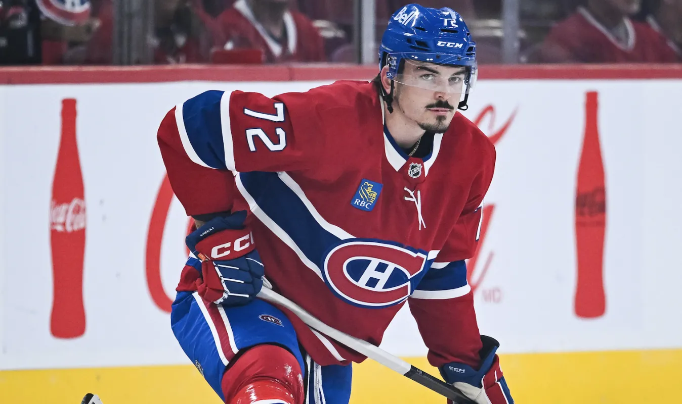 Le d&eacute;fenseur des Canadiens de Montr&eacute;al, Arber Xhekaj (72), s'&eacute;tire sur la glace pendant l'&eacute;chauffement avant le match contre les S&eacute;nateurs d'Ottawa au Centre Bell.