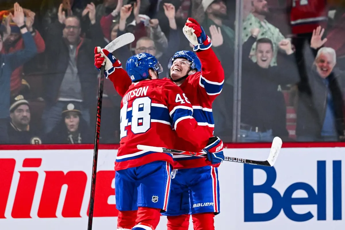 L'ailier droit des Canadiens de Montr&eacute;al, Cole Caufield (13), c&eacute;l&egrave;bre son but d&eacute;cisif en prolongation avec le d&eacute;fenseur Lane Hutson (48) lors du match contre les Bruins de Boston au Centre Bell.