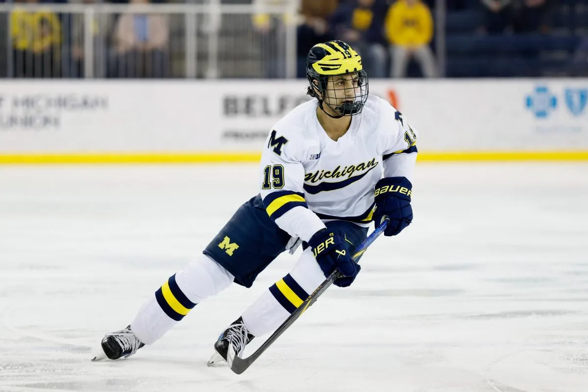 l'attaquant des Wolverines du Michigan, Michael Hage (19), patine avec la rondelle face &agrave; Penn State lors d'un quart de finale du tournoi Big Ten &agrave; la Yost Arena.