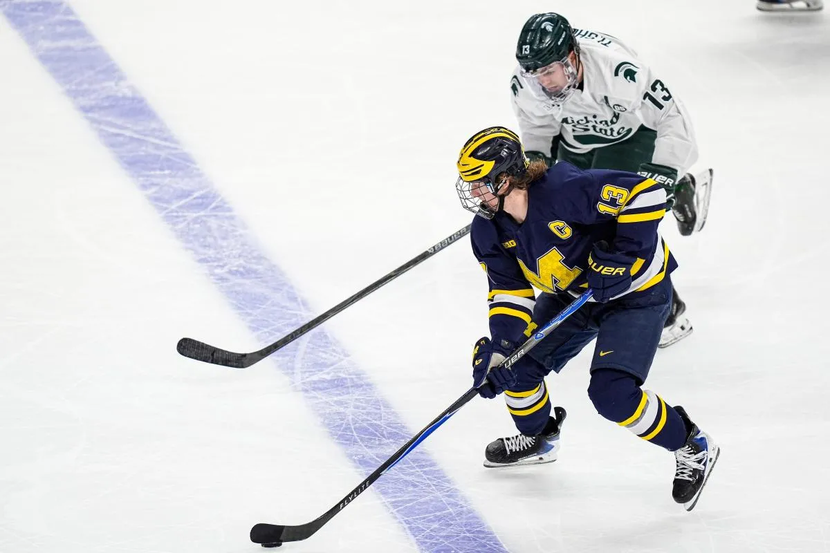 L'attaquant du Michigan T.J. Hughes (13) patine avec la rondelle face &agrave; l'attaquant de Michigan State Tiernan Shoudy (13) lors de la deuxi&egrave;me p&eacute;riode du &laquo; Duel in the D &raquo; &agrave; la Little Caesars Arena de D&eacute;troit, le samedi 7 f&eacute;vrier 2026.