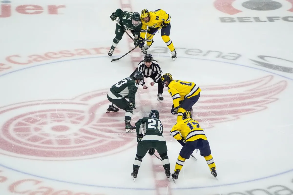 L'attaquant de Michigan State, Tiernan Shoudy (13), &agrave; gauche, affronte l'attaquant du Michigan, T.J. Hughes (13), au moment de la mise au jeu lors de la premi&egrave;re p&eacute;riode de Duel in the D &agrave; la Little Caesars Arena de Detroit, le samedi 8 f&eacute;vrier 2025.