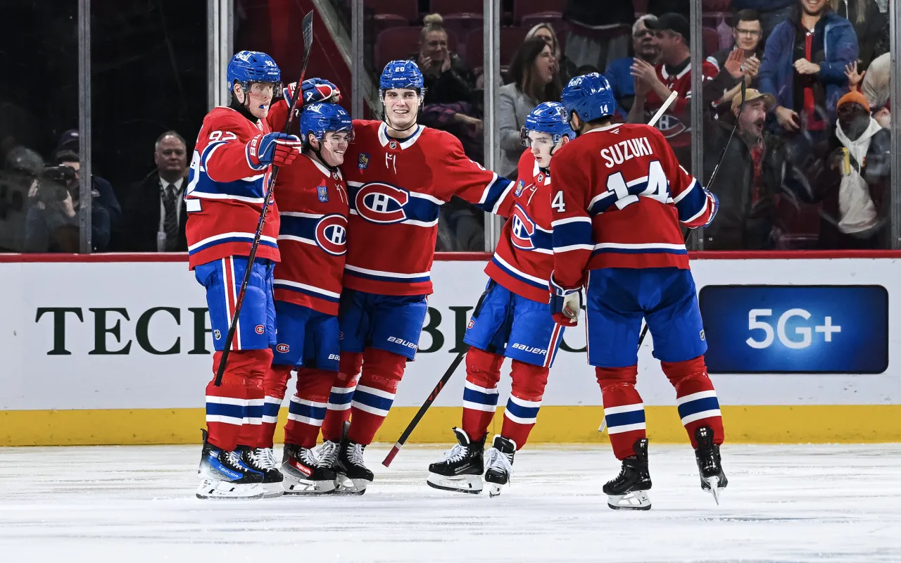 L'ailier droit des Canadiens de Montr&eacute;al, Patrik Laine (92), c&eacute;l&egrave;bre son but contre les Predators de Nashville avec ses co&eacute;quipiers au cours de la troisi&egrave;me p&eacute;riode au Centre Bell.