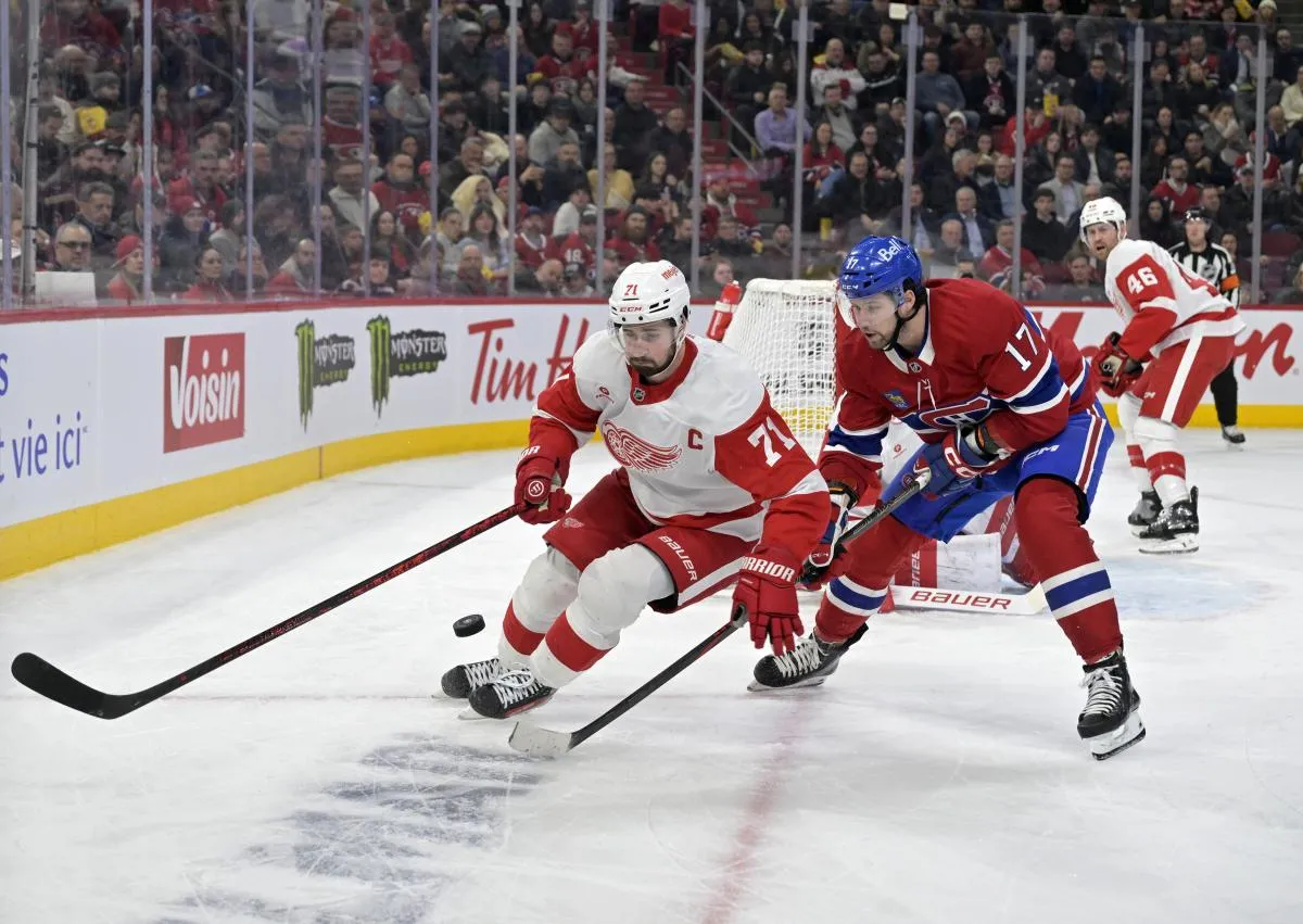 l'attaquant des Red Wings de Detroit, Dylan Larkin (71), contr&ocirc;le la rondelle tandis que l'attaquant des Canadiens de Montr&eacute;al, Josh Anderson (17), effectue un &eacute;chec-avant durant la deuxi&egrave;me p&eacute;riode au Centre Bell.