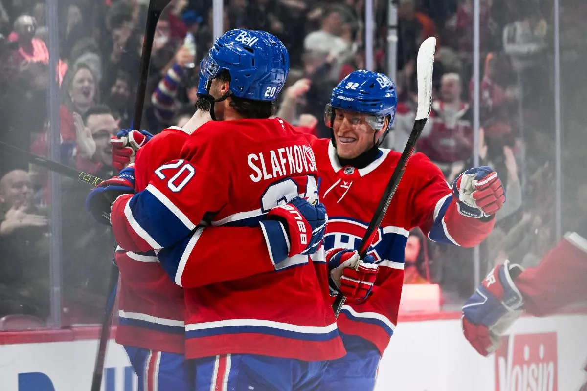 L'ailier droit des Canadiens de Montr&eacute;al, Josh Anderson (17), c&eacute;l&egrave;bre son but avec l'ailier gauche Juraj Slafkovsky (20) et l'ailier droit Patrik Laine (92) face aux Ducks d'Anaheim au cours de la deuxi&egrave;me p&eacute;riode au Centre Bell.