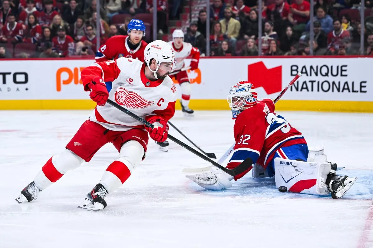 Le gardien des Canadiens de Montr&eacute;al, Jacob Fowler (32), effectue un arr&ecirc;t face au centre des Red Wings de D&eacute;troit, Dylan Larkin (71), au cours de la deuxi&egrave;me p&eacute;riode au Centre Bell.