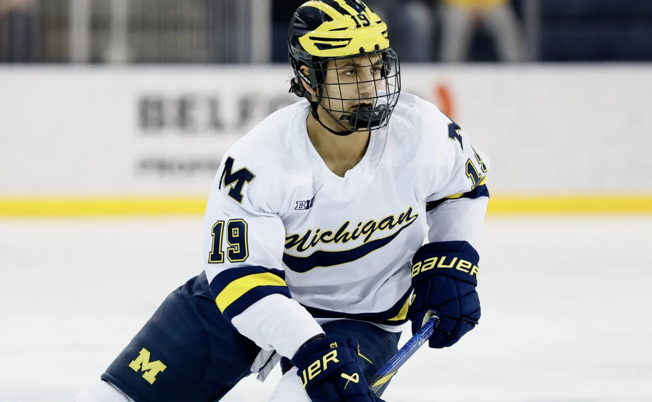 Michael Hage (19), attaquant des Wolverines du Michigan, affronte Penn State lors d'un match de quarts de finale du tournoi de la Big Ten &agrave; la Yost Arena.