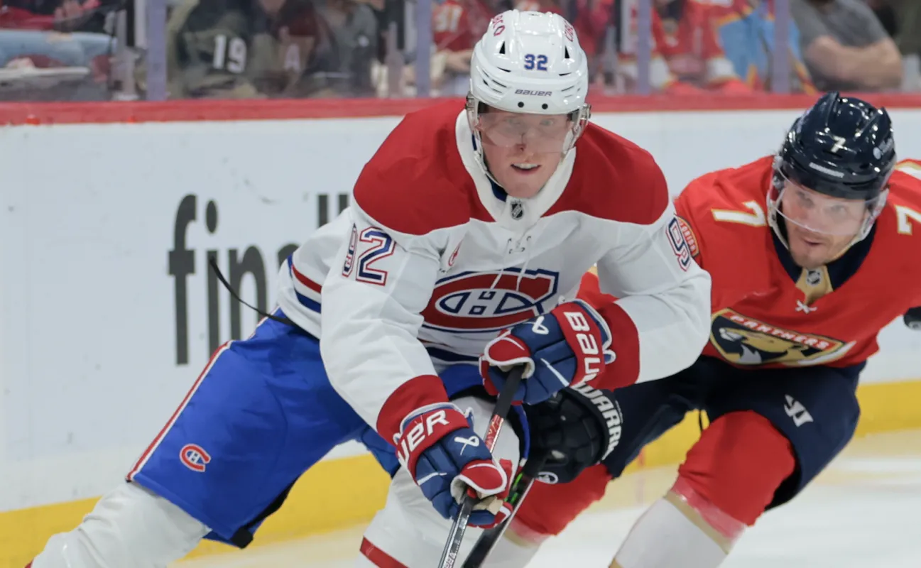 L'ailier droit des Canadiens de Montr&eacute;al, Patrik Laine (92), passe le palet devant le d&eacute;fenseur des Panthers de la Floride, Dmitry Kulikov (7), au cours de la deuxi&egrave;me p&eacute;riode &agrave; l'Amerant Bank Arena.