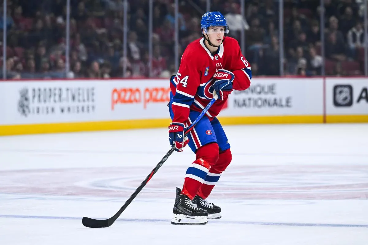 Le d&eacute;fenseur des Canadiens de Montr&eacute;al, David Reinbacher (64), affronte les Maple Leafs de Toronto lors de la troisi&egrave;me p&eacute;riode au Centre Bell.