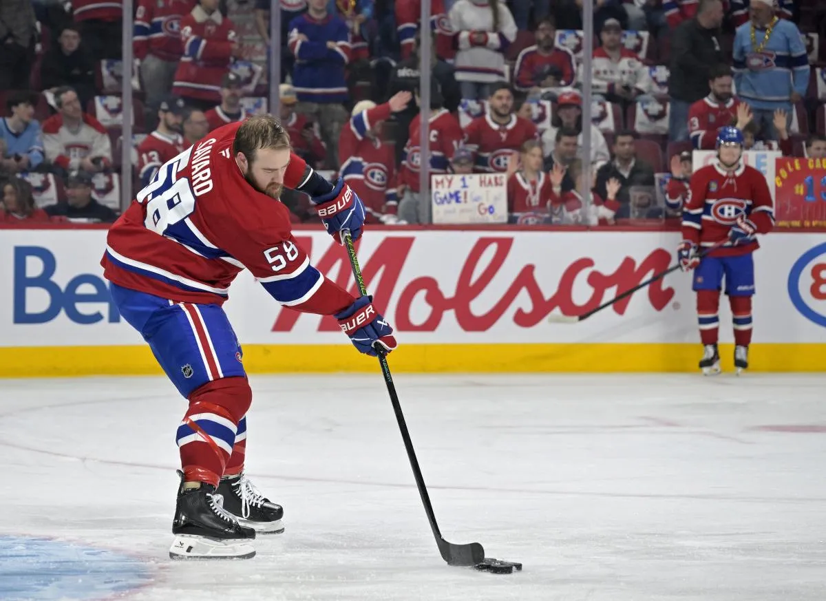 Le d&eacute;fenseur des Canadiens de Montr&eacute;al, David Savard (58), d&eacute;gage des rondelles du filet pendant l'&eacute;chauffement du troisi&egrave;me match du premier tour des s&eacute;ries &eacute;liminatoires de la Coupe Stanley 2025 contre les Capitals de Washington au Centre Bell.