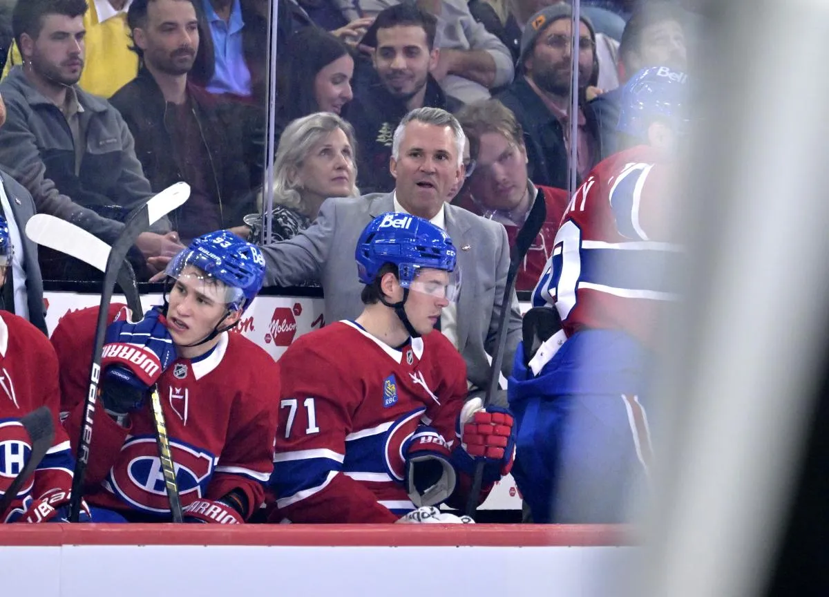 Martin St-Louis, entra&icirc;neur-chef des Canadiens de Montr&eacute;al, pendant la premi&egrave;re p&eacute;riode du match contre les Sabres de Buffalo au Centre Bell.