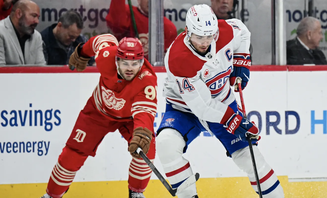 Nick Suzuki (14), centre des Canadiens de Montr&eacute;al, remonte le terrain avec le palet face &agrave; Alex DeBrincat (93), ailier droit des Red Wings de D&eacute;troit, au cours de la premi&egrave;re p&eacute;riode &agrave; la Little Caesars Arena