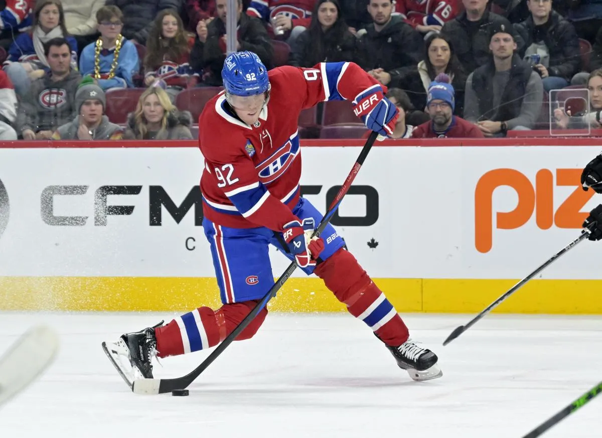 L'attaquant des Canadiens de Montr&eacute;al, Patrik Laine (92), tire au but contre les Stars de Dallas durant la troisi&egrave;me p&eacute;riode au Centre Bell.