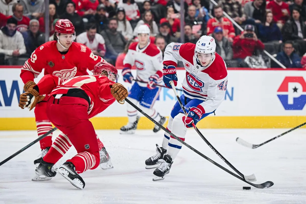 Le d&eacute;fenseur des Canadiens de Montr&eacute;al, Lane Hutson (48), tire au but tandis que le d&eacute;fenseur des Red Wings de D&eacute;troit, Simon Edvinsson (77), le contrarie, lors de la premi&egrave;re p&eacute;riode &agrave; la Little Caesars Arena.