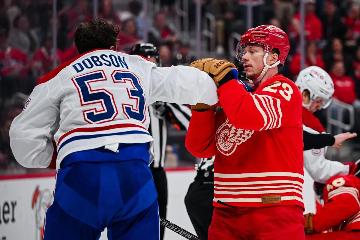 L'ailier gauche des Red Wings de D&eacute;troit, Lucas Raymond (23), et le d&eacute;fenseur des Canadiens de Montr&eacute;al, Noah Dobson (53), s'affrontent lors d'une bagarre au cours de la deuxi&egrave;me p&eacute;riode &agrave; la Little Caesars Arena.