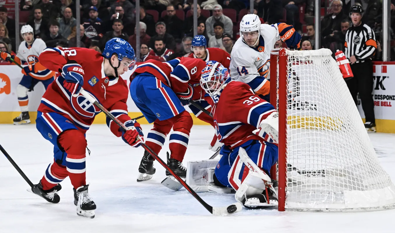 Le d&eacute;fenseur des Canadiens de Montr&eacute;al, Lane Hutson (48), tire le palet loin du gardien Sam Montembeault (35) face aux Islanders de New York, au cours de la deuxi&egrave;me p&eacute;riode au Centre Bell.