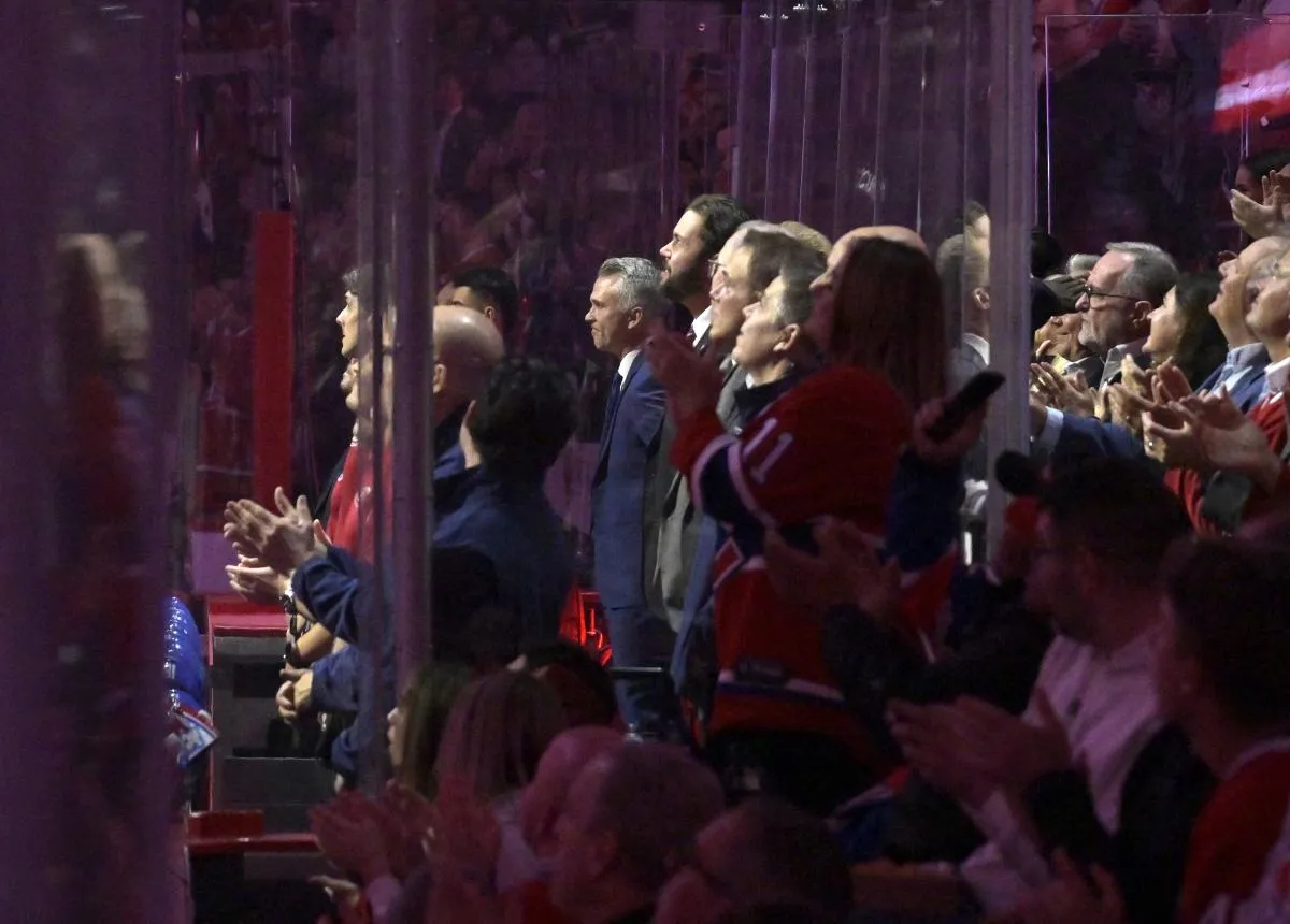 Martin St-Louis, entra&icirc;neur-chef des Canadiens de Montr&eacute;al, est pr&eacute;sent&eacute; aux supporters avant le match contre les Kraken de Seattle au Centre Bell.
