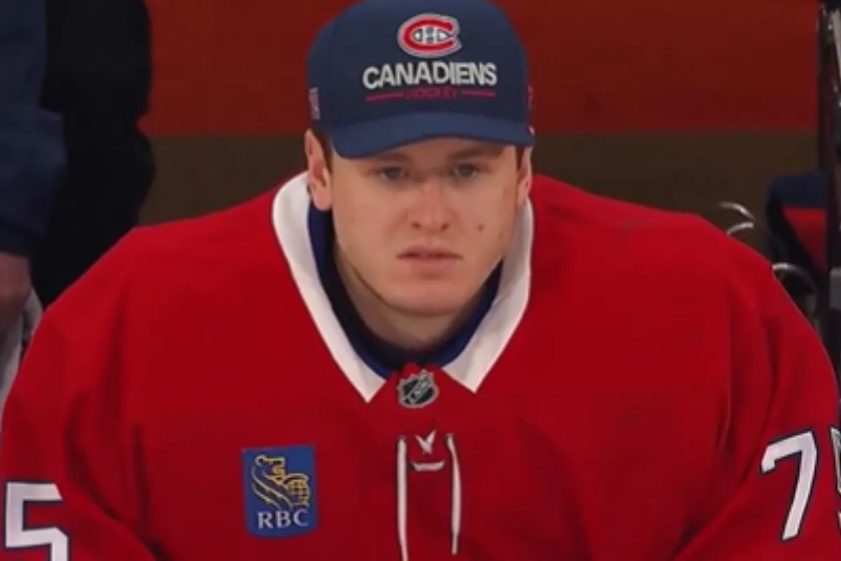 Jakub Dobes averti s&eacute;v&egrave;rement par les officiels pendant le match contre les Islanders