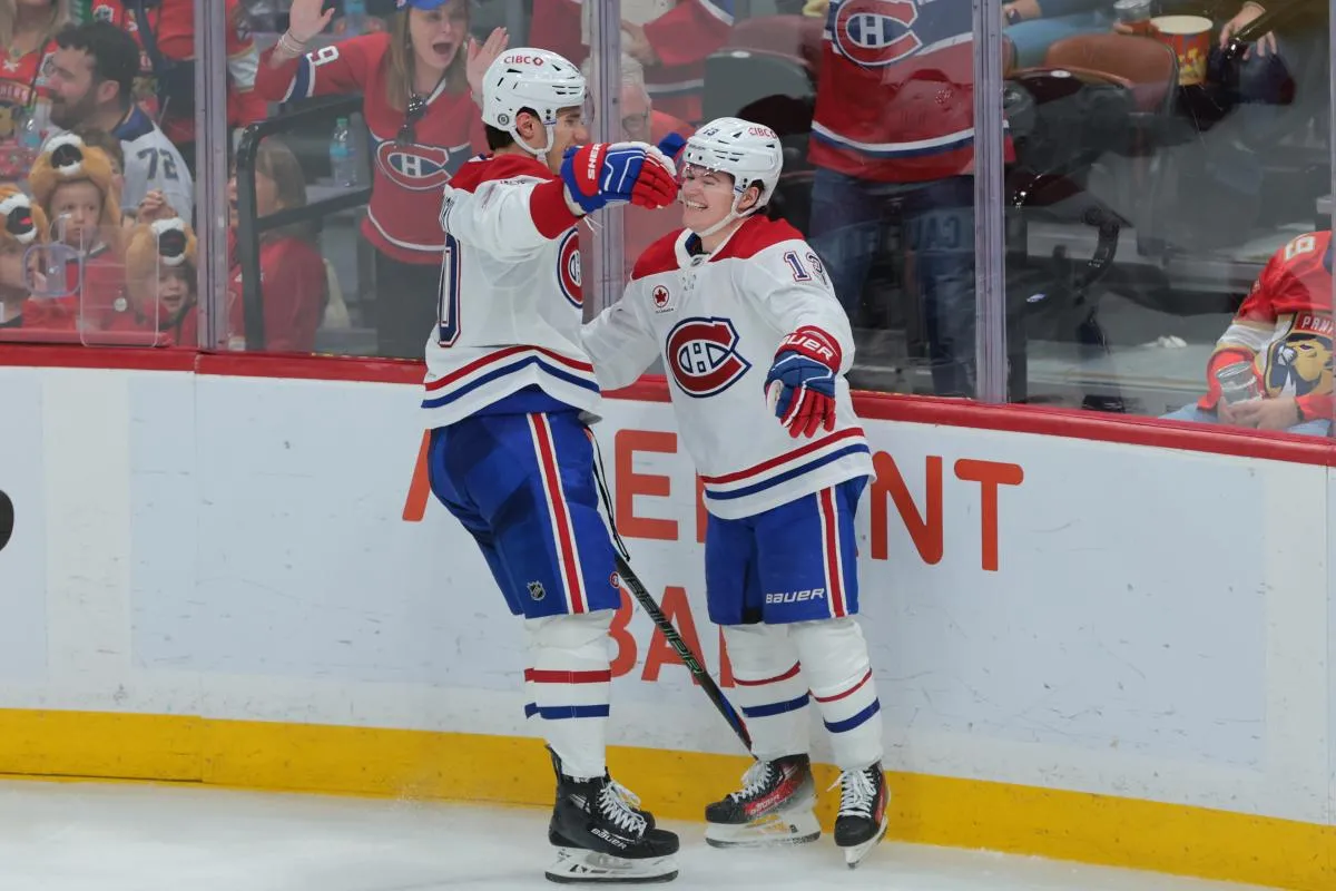 L'ailier droit des Canadiens de Montr&eacute;al, Cole Caufield (13), c&eacute;l&egrave;bre son but avec l'ailier gauche Juraj Slafkovsky (20) apr&egrave;s avoir marqu&eacute; contre les Panthers de la Floride au cours de la troisi&egrave;me p&eacute;riode &agrave; l'Amerant Bank Arena.