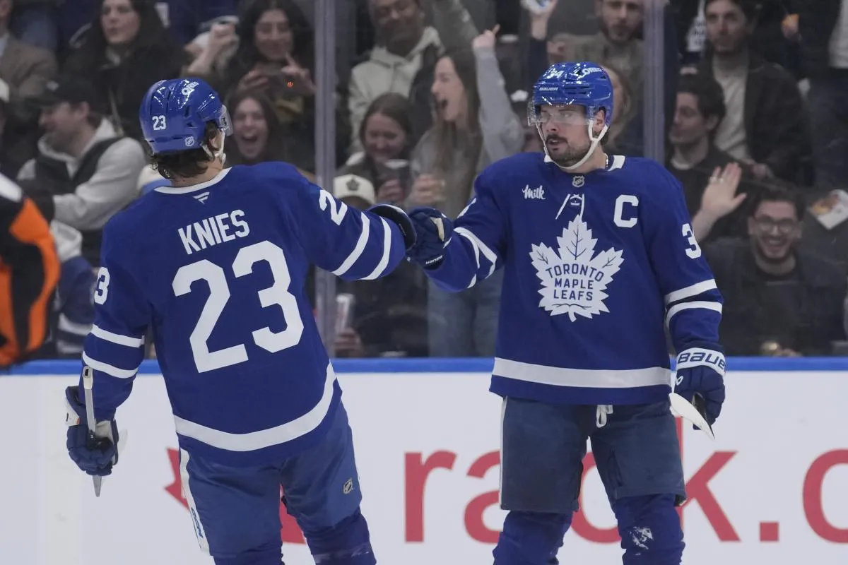 L'attaquant des Maple Leafs de Toronto, Matthew Knies (23), f&eacute;licite son co&eacute;quipier Auston Matthews (34) pour son but marqu&eacute; contre les Ducks d'Anaheim au cours de la deuxi&egrave;me p&eacute;riode au Scotiabank Arena.