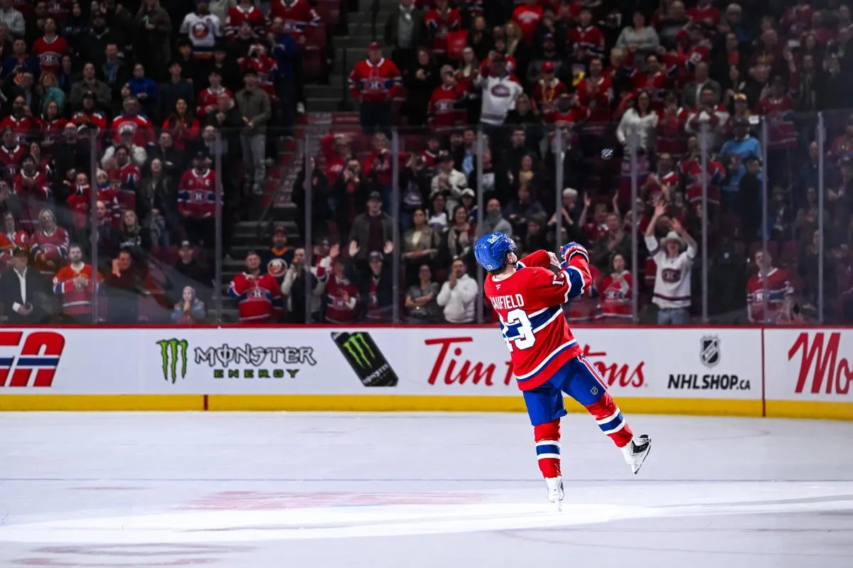 Cole Caufield (13), ailier droit des Canadiens de Montr&eacute;al et premi&egrave;re &eacute;toile du match, lance des rondelles aux supporters apr&egrave;s la rencontre contre les Islanders de New York au Centre Bell.