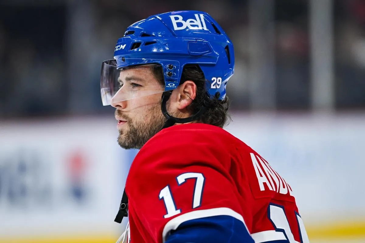 Josh Anderson (17), l'ailier droit des Canadiens de Montr&eacute;al, observe l'&eacute;chauffement avant le match contre les Sharks de San Jos&eacute; au Centre Bell.