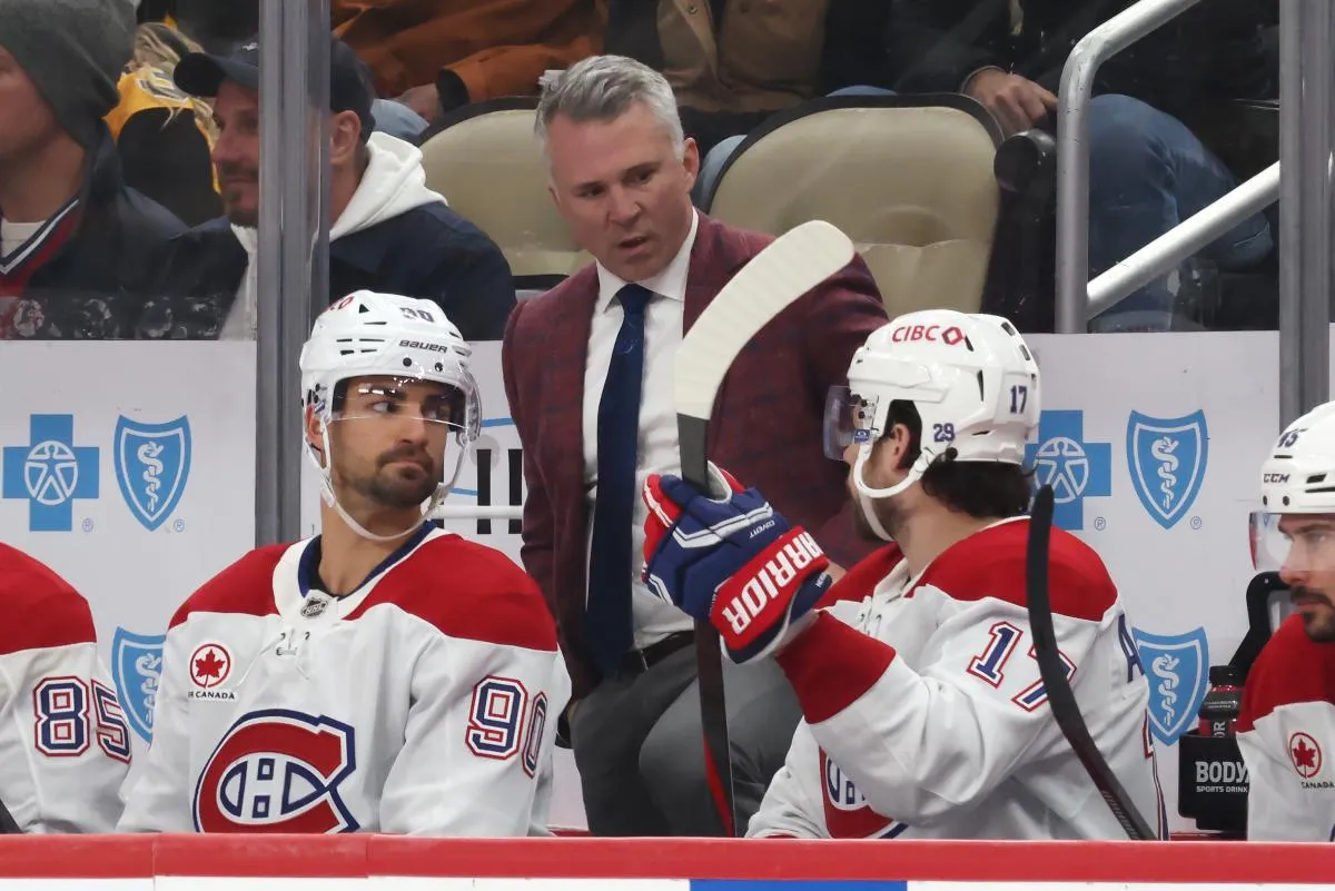 L'entra&icirc;neur-chef des Canadiens de Montr&eacute;al, Martin St-Louis (au centre), s'entretient avec le centre Oliver Kapanen (91) et l'ailier droit Josh Anderson (17) sur le banc lors du match contre les Penguins de Pittsburgh, au cours de la troisi&egrave;me p&eacute;riode, &agrave; la PPG Paints Arena.