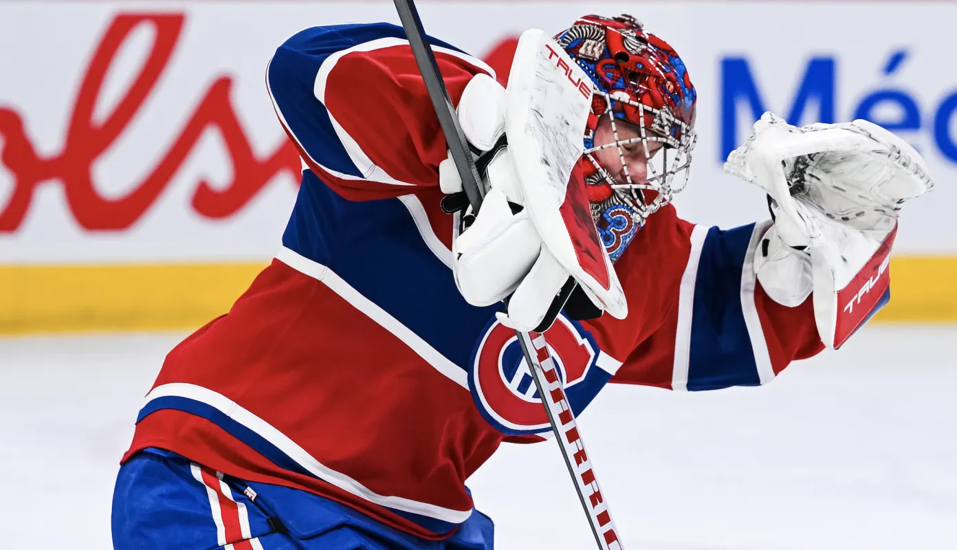 Le gardien des Canadiens de Montr&eacute;al, Samuel Montembeault (35), s'entra&icirc;ne au tir lors de l'&eacute;chauffement pr&eacute;c&eacute;dant le match contre les Islanders de New York au Centre Bell.