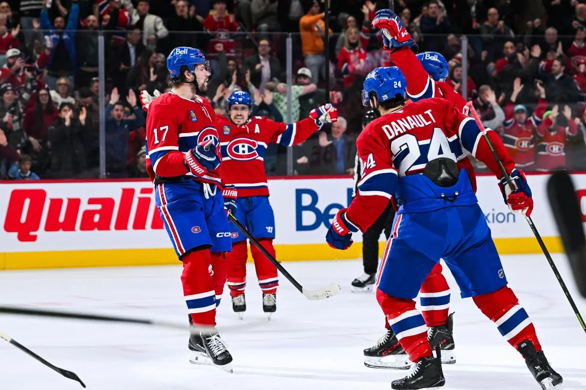 Josh Anderson (17), l'ailier droit des Canadiens de Montr&eacute;al, c&eacute;l&egrave;bre avec ses co&eacute;quipiers son but marqu&eacute; contre les Bruins de Boston au cours de la deuxi&egrave;me p&eacute;riode au Centre Bell.