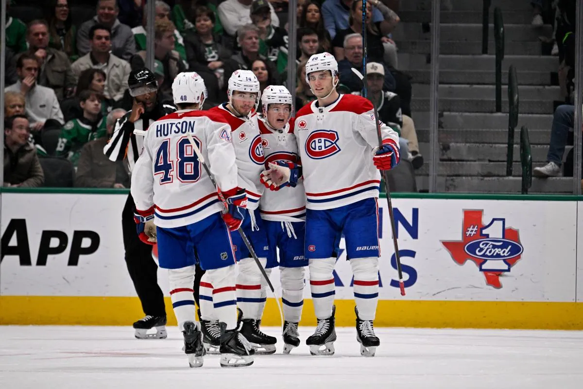 Le d&eacute;fenseur des Canadiens de Montr&eacute;al Lane Hutson (48), le centre Nick Suzuki (14), l'ailier droit Cole Caufield (13), l'ailier gauche Juraj Slafkovsky (20) et l'ailier droit Ivan Demidov (93) c&eacute;l&egrave;brent un but marqu&eacute; par Slafkovsky contre les Stars de Dallas au cours de la deuxi&egrave;me p&eacute;riode &agrave; l'American Airlines Center.