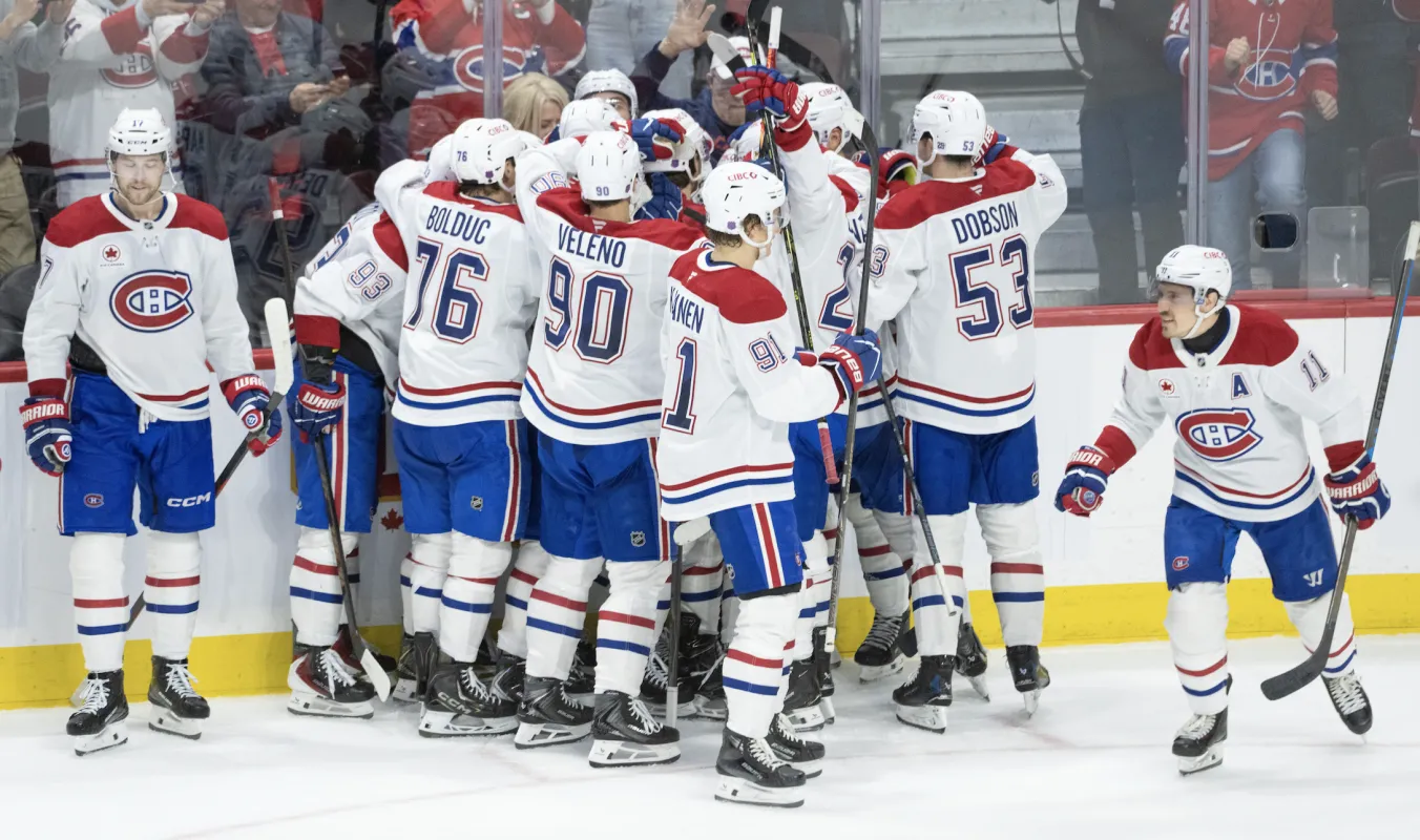 Cole Caufield (13), l'ailier droit des Canadiens de Montr&eacute;al, c&eacute;l&egrave;bre avec ses co&eacute;quipiers apr&egrave;s avoir inscrit le but d&eacute;cisif en prolongation contre les S&eacute;nateurs d'Ottawa au Canadian Tire Centre.