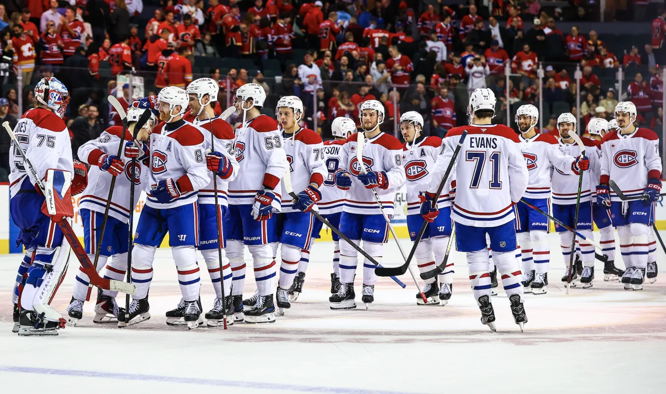 Les joueurs des Canadiens de Montr&eacute;al s'affrontent lors de leur victoire contre les Flames de Calgary pendant la prolongation au Scotiabank Saddledome.