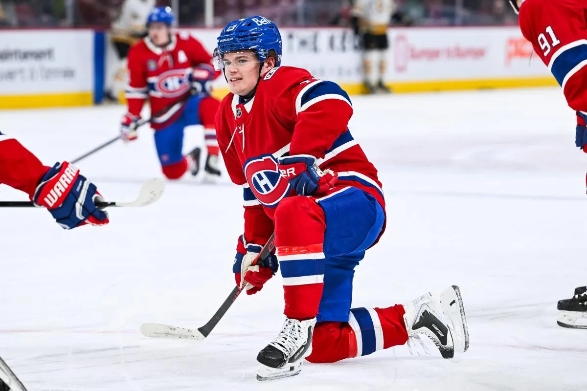 Cole Caufield (13), ailier droit des Canadiens de Montr&eacute;al, s'agenouille sur la glace pendant l'&eacute;chauffement avant le match contre les Bruins de Boston au Centre Bell.