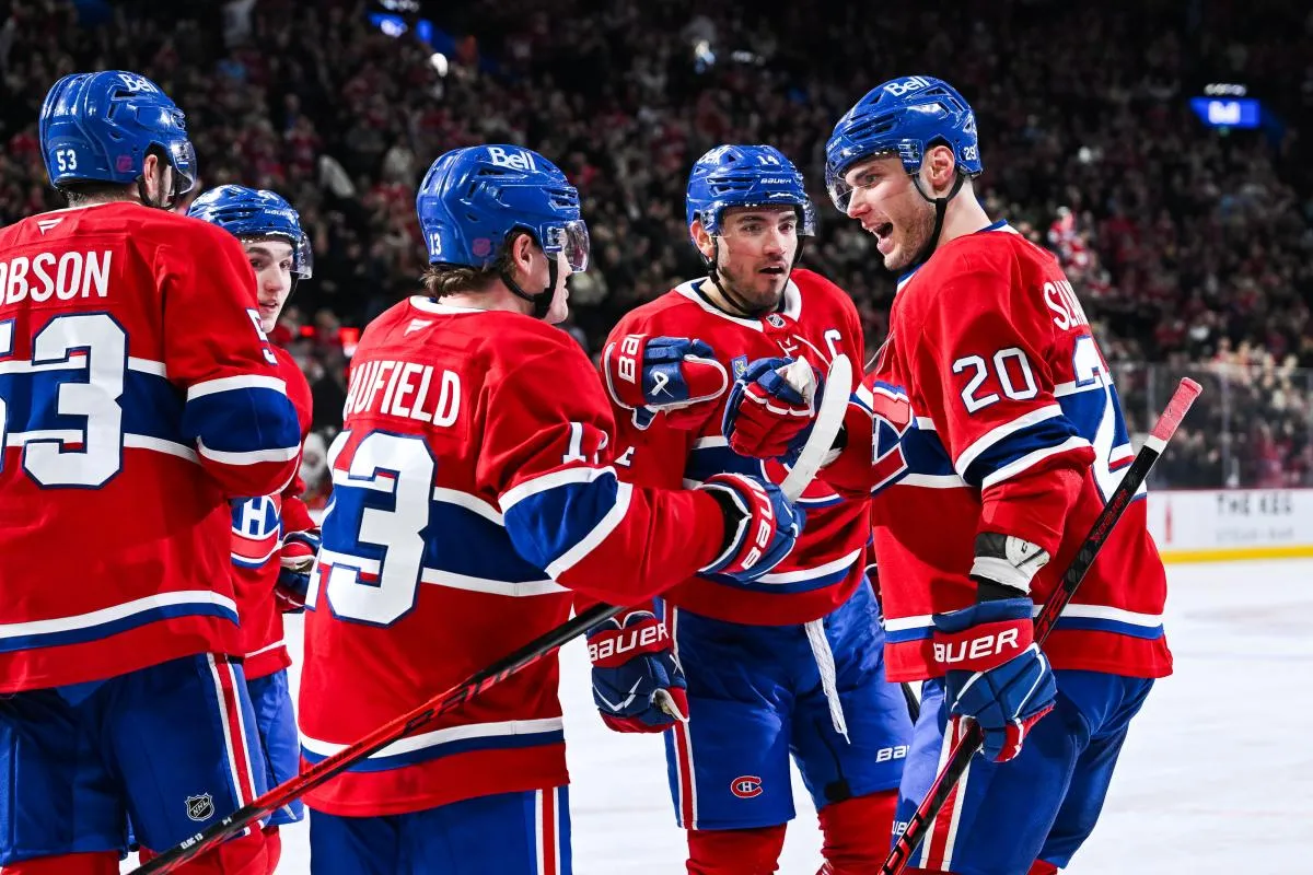 Juraj Slafkovsky (20), l'ailier gauche des Canadiens de Montr&eacute;al, c&eacute;l&egrave;bre avec ses co&eacute;quipiers son deuxi&egrave;me but du match contre les Islanders de New York au cours de la troisi&egrave;me p&eacute;riode au Centre Bell.