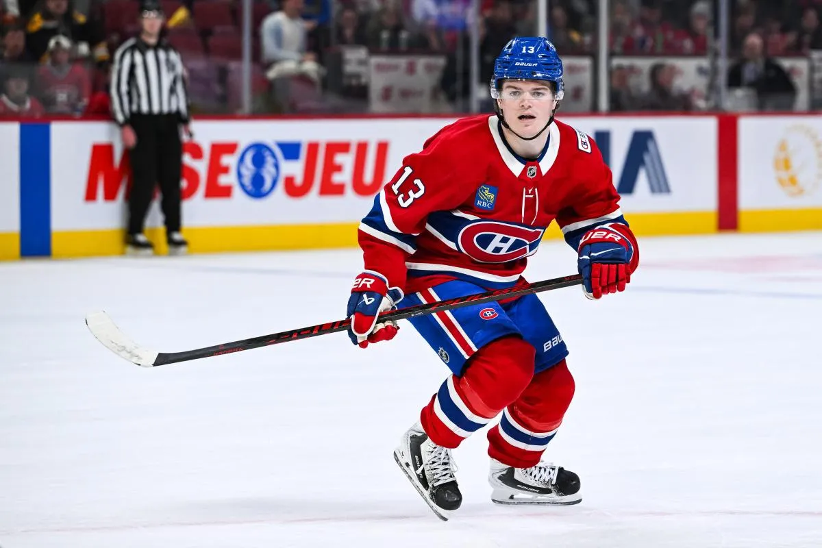 Cole Caufield (13), l'ailier droit des Canadiens de Montr&eacute;al, affronte les Bruins de Boston lors de la prolongation au Centre Bell.