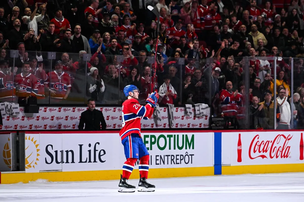 Juraj Slafkovsky (20), l'ailier gauche des Canadiens de Montr&eacute;al, &eacute;lu deuxi&egrave;me joueur du match, salue la foule apr&egrave;s la rencontre contre les Islanders de New York au Centre Bell.
