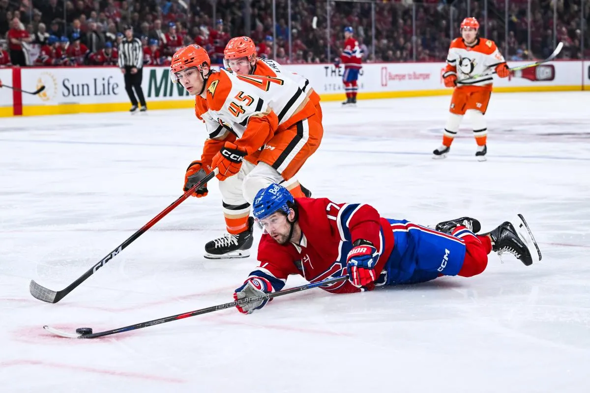 L'ailier droit des Canadiens de Montr&eacute;al, Josh Anderson (17), joue la rondelle tout en tombant sur la glace face &agrave; l'ailier droit des Ducks d'Anaheim, Beckett Sennecke (45), au cours de la troisi&egrave;me p&eacute;riode au Centre Bell.